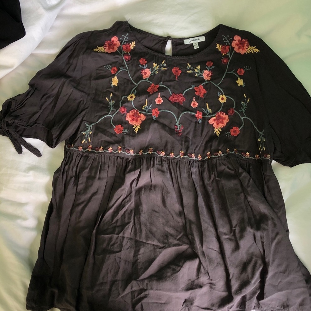 Size M Embroidered Dark Gray Blouse